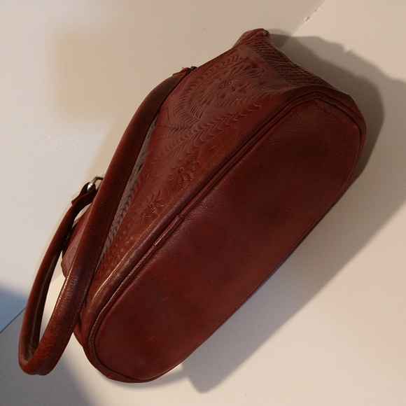 Red Leather Embossed Pattern Purse - Picture 6 of 9